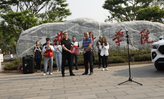 一群人站在路上走

描述已自动生成