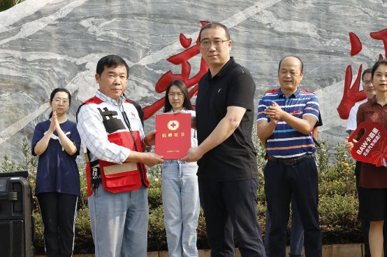 一群穿着运动服的人

描述已自动生成